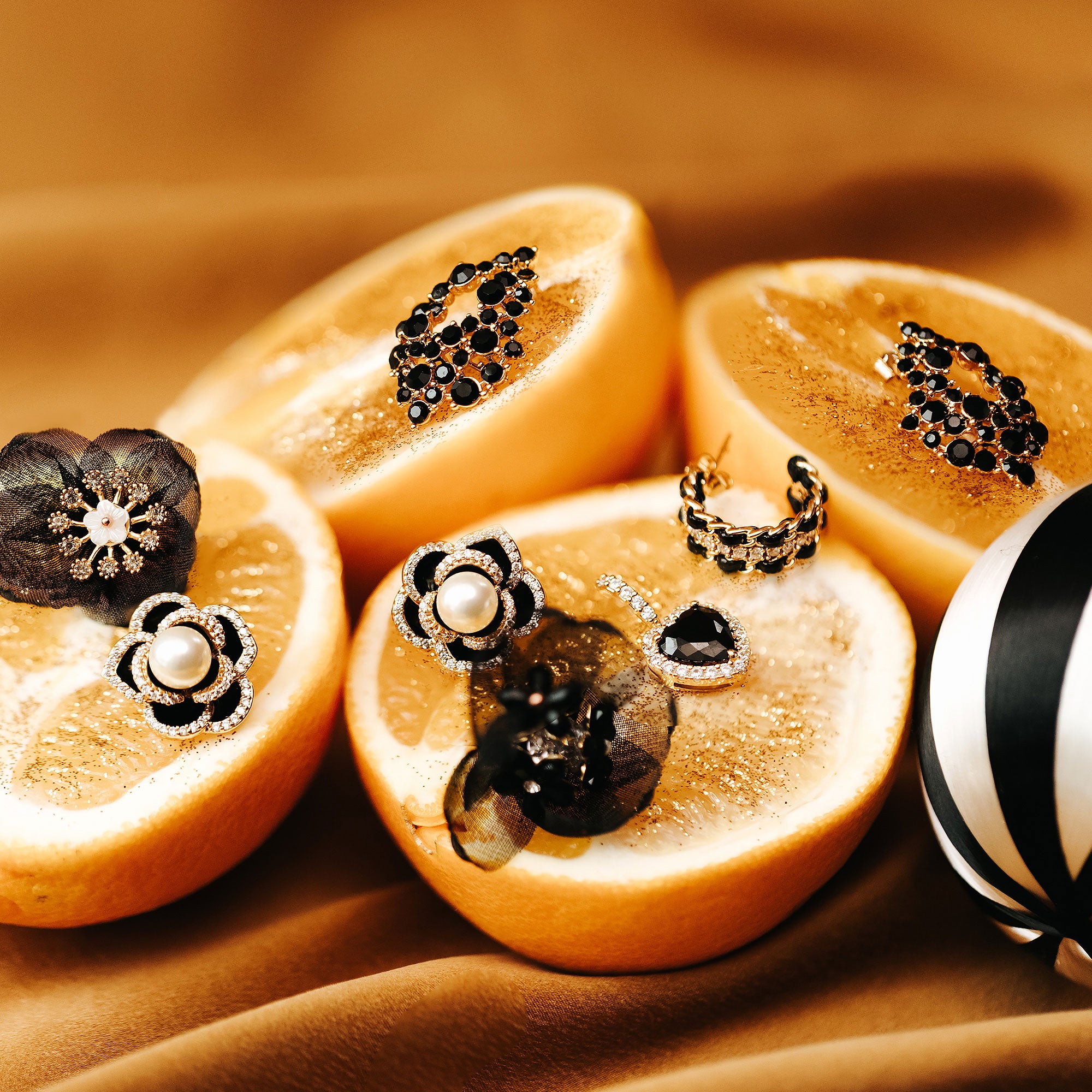 Alice earrings – Jet (Gold)