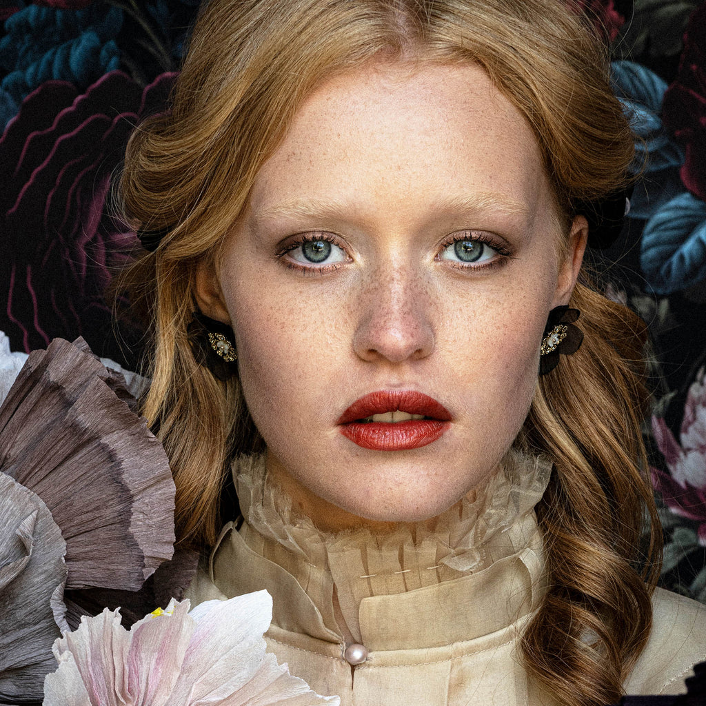 Organza botanical earrings – Black