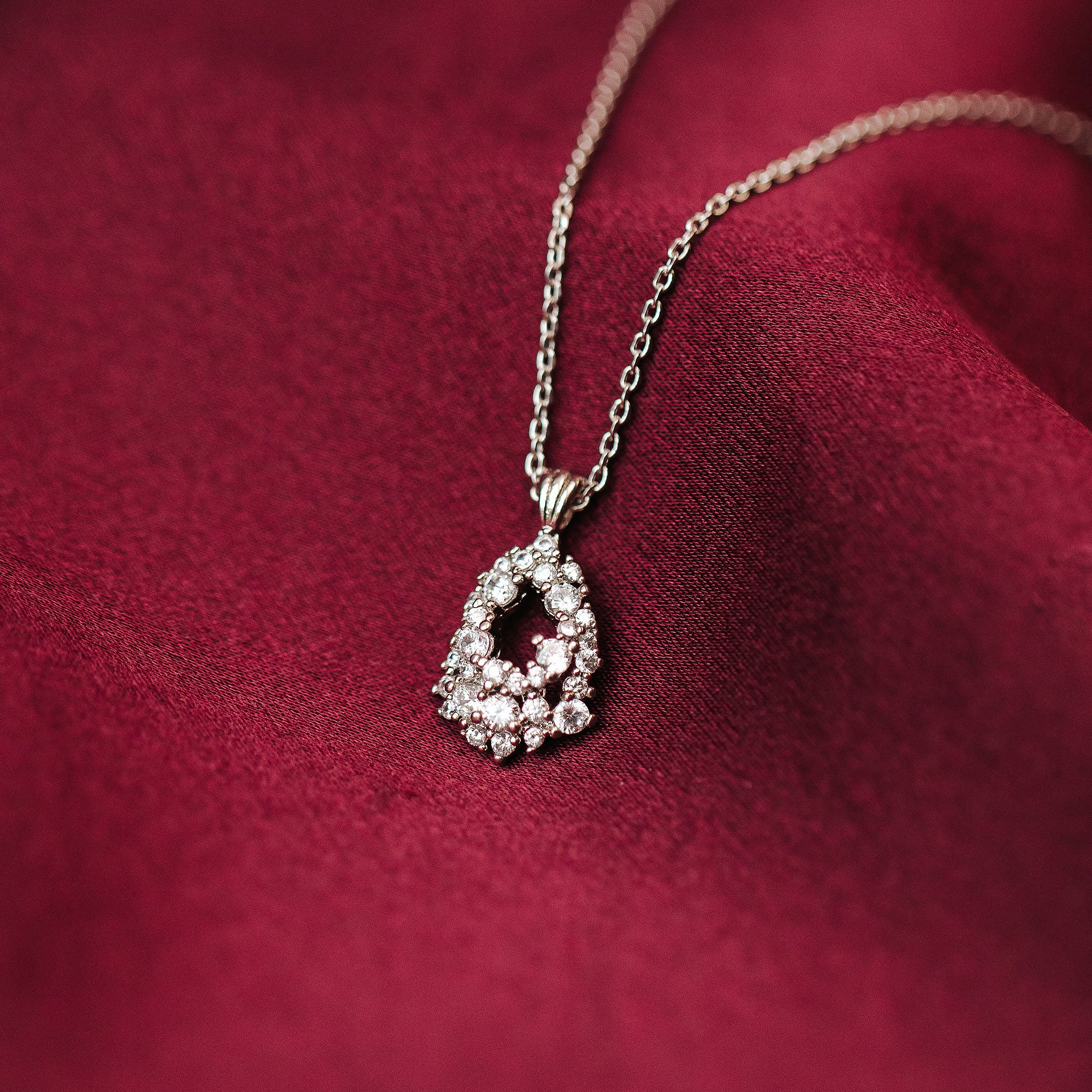 Petite Miss Alice necklace – Crystal (silver)