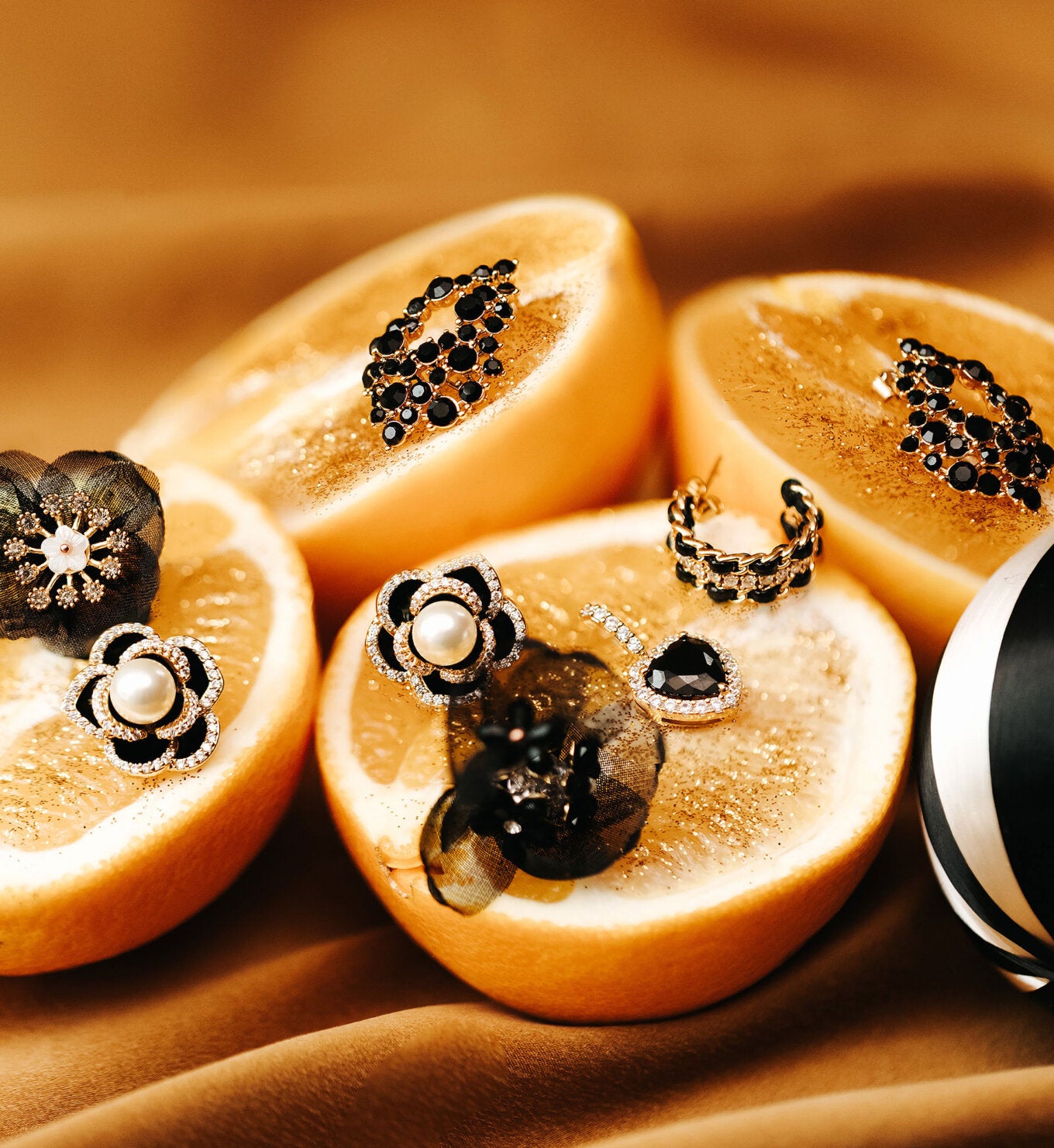 Coco rose earrings – Jet / ivory pearl